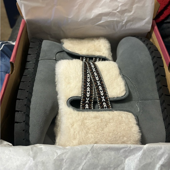 MUKS LUKS SIZE 7 Women’s boots. Silver Grey color - Picture 10 of 10